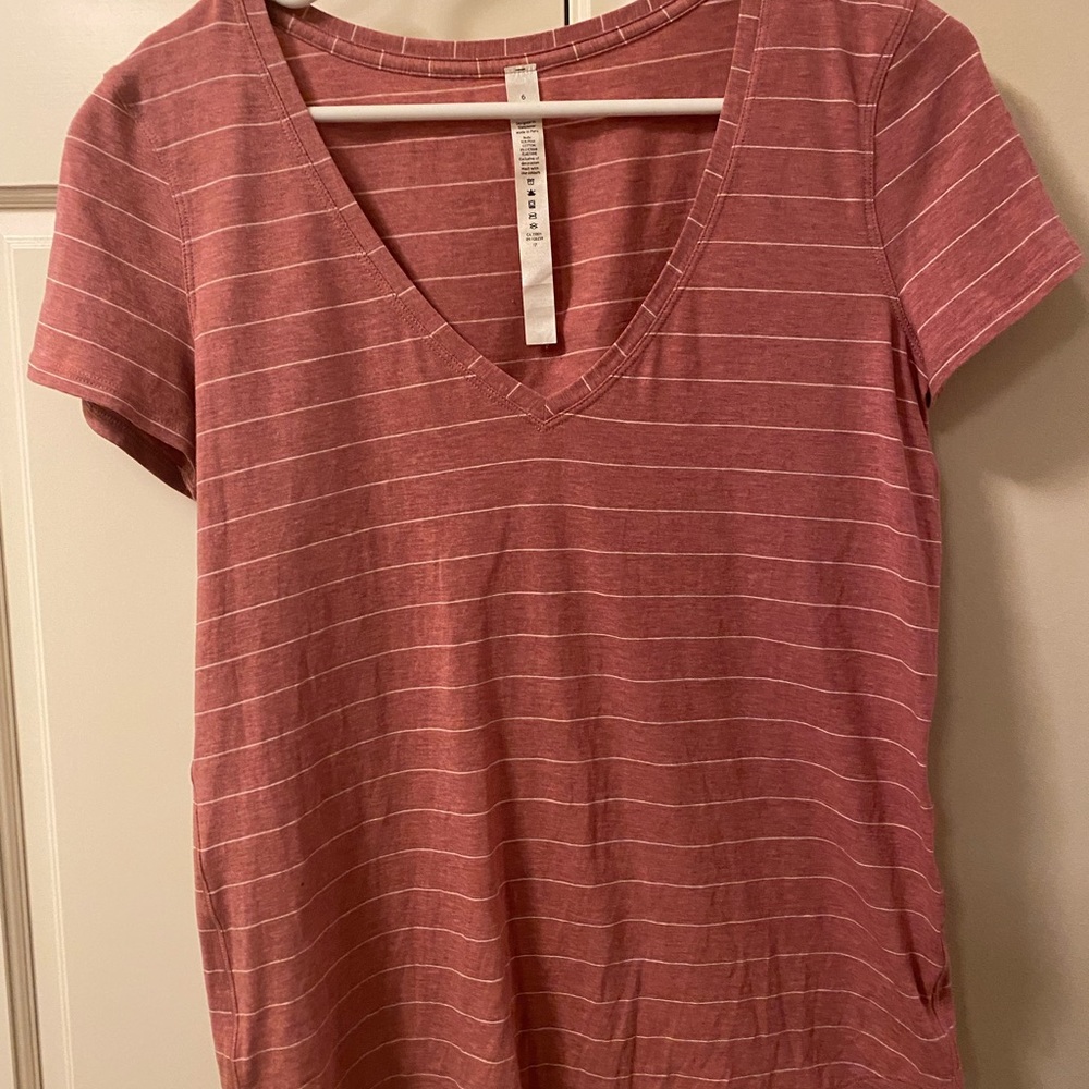 Lululemon Love Tee Short Sleeve V-Neck T-Shirt 
Curved Hem Size 6
